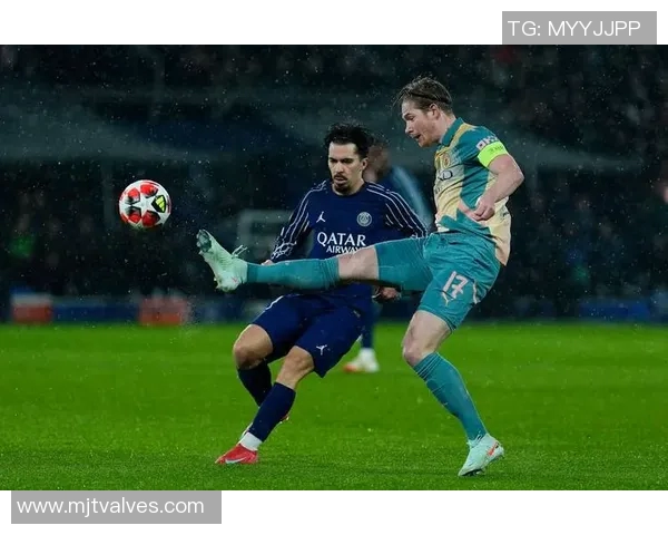 足球明星在比赛中失控瞬间的精彩瞬间与背后故事揭秘 足球明星在比赛中失控瞬间的精彩瞬间与背后故事揭秘