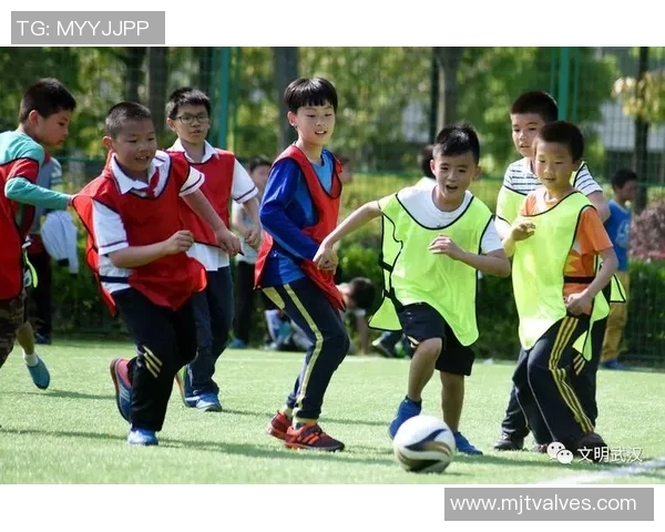 足球巨星携女儿亮相赛场温馨瞬间引发球迷热议