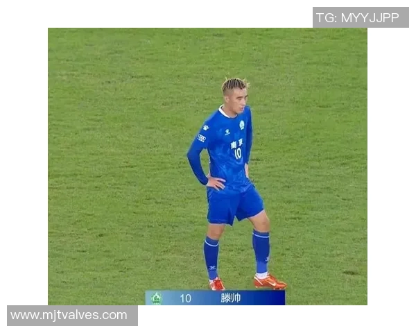 足球明星咬指甲瞬间曝光引发热议球迷纷纷猜测背后故事与心理状态